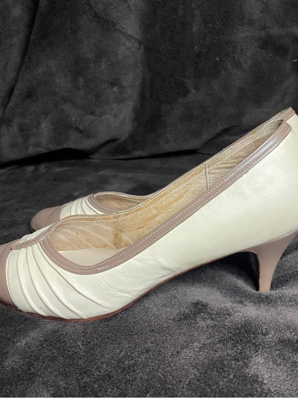 Vintage Unk. Brand Tan with pleated Cream Pointed Toe w-kitten heel Size-8